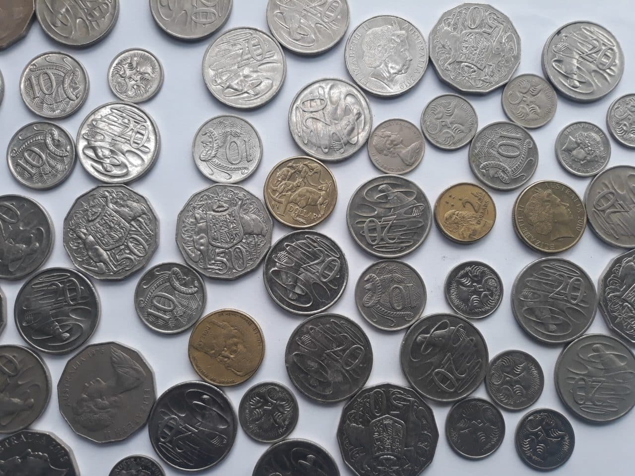 אוסף של מטבעות - להמחשת ביטוחים וכספים כפולים